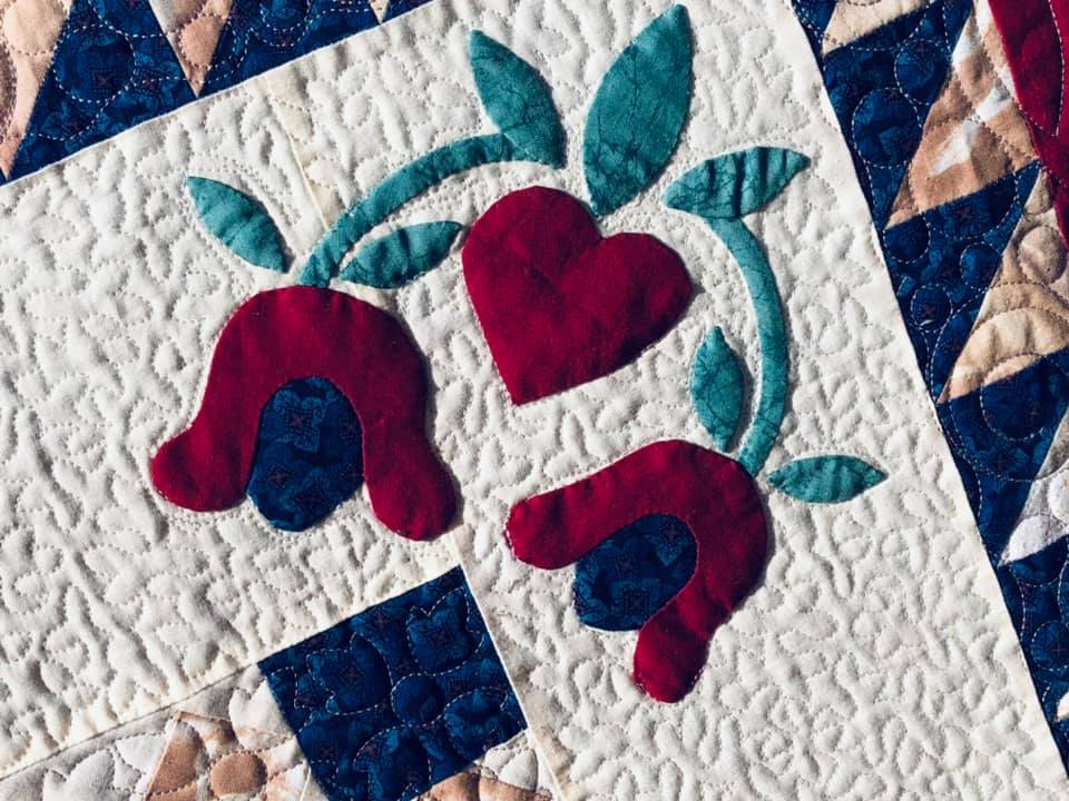 Custom quilting around an applique on a round robin quilt; Machine Quilting by Amy Martin of Peaceful Quilts in Lafayette Indiana