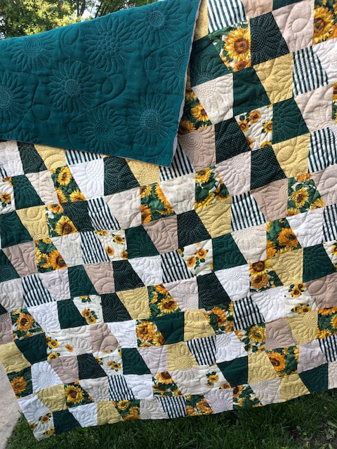 Sunflower tumblers quilt, machine quilted by Amy Martin of Peaceful Quilts located in Lafayette Indiana. 